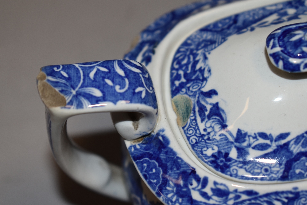 Two shelves of Copeland Spode Italian pattern tea wares including tea pot, milk jugs, sugar bowls - Image 3 of 4