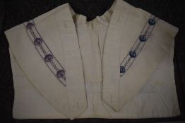 An Edwardian pique cotton collar having embroidered motifs.
