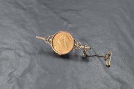 A Victorian gold sovereign dated 1900 in a removable yellow metal brooch mount, approx 11.5g