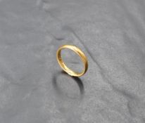 A 22ct gold wedding band, size O & approx 3.8g