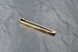 A yellow metal bar brooch of plain form, stamped 18ct, approx 3.7g