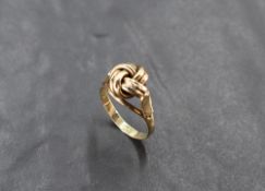 A 9ct gold knott ring, size Q/R & approx 3g