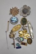 A mixed lot of vintage and retro brooches and MOP handled pen knife.