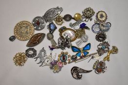 A selection of vintage costume jewellery including Scottish style brooches and pin badges