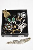 A mixed lot of costume jewellery and trinkets, including brooches, rings, bracelet and more.