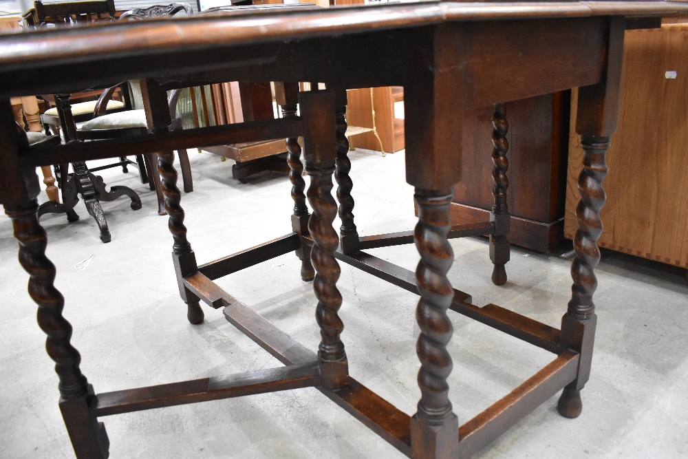 An early 20th Century oak twist gateleg table - Image 2 of 2