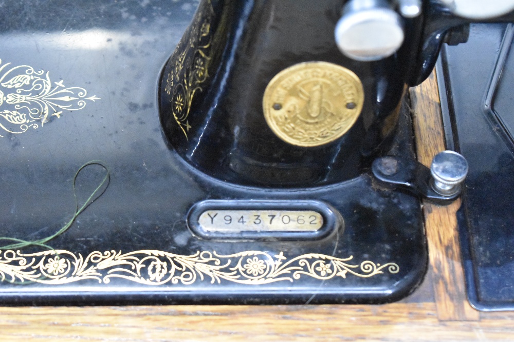 A vintage hand crank sewing machine , Singer number Y9437062, having oak ply dome case - Image 2 of 2