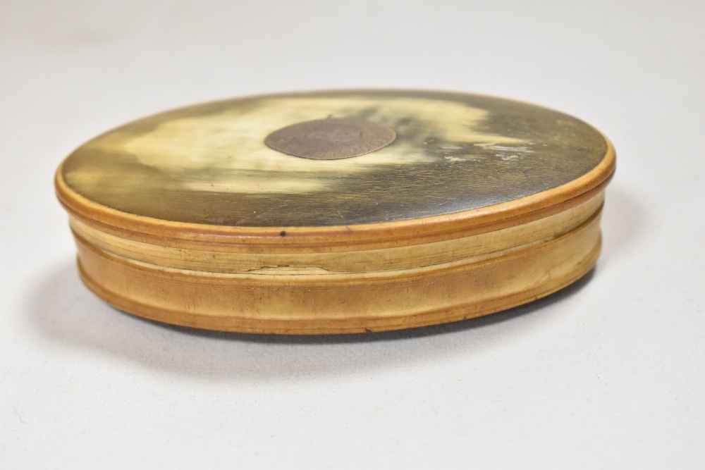 An early Victorian snuff box in carved horn with a silver plaque dated 1821 Liverpool. - Image 2 of 3