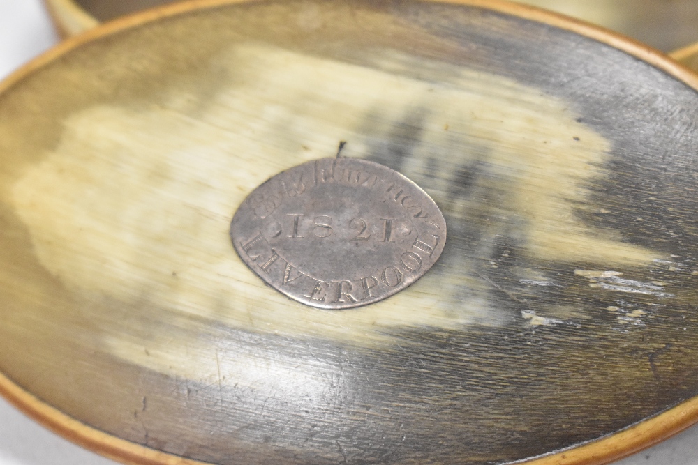 An early Victorian snuff box in carved horn with a silver plaque dated 1821 Liverpool. - Image 3 of 3