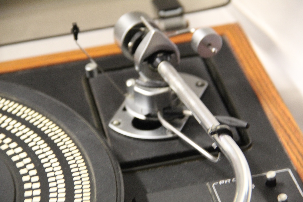 A top end turntable made by Fons. The Fons CQ30 is a great piece of three speed transcription - Image 3 of 8