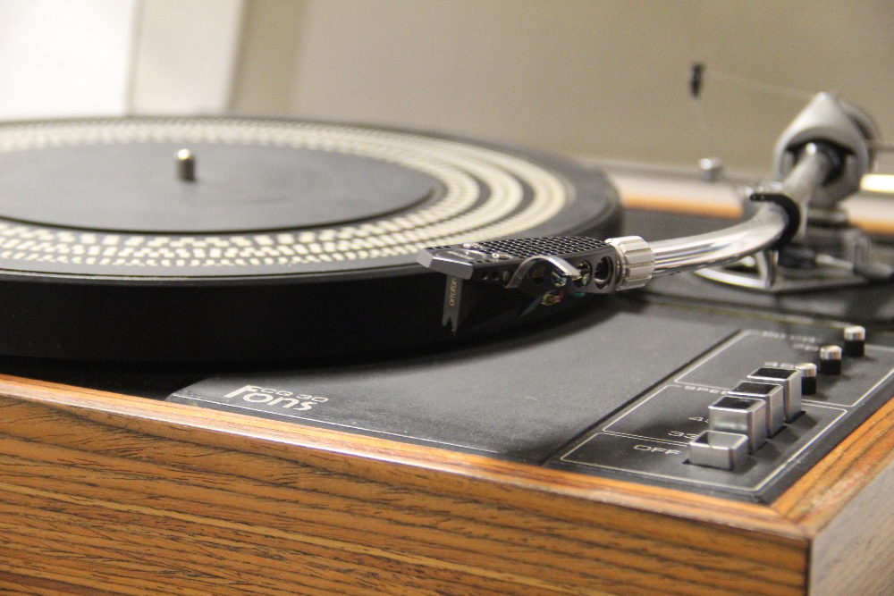 A top end turntable made by Fons. The Fons CQ30 is a great piece of three speed transcription - Image 4 of 8