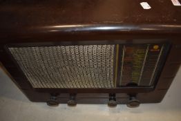 A vintage bakelite radio for decoration, spares or repairs.