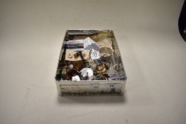 A tin full of vintage brooches, collar studs and similar bits and bobs, including early plastic west