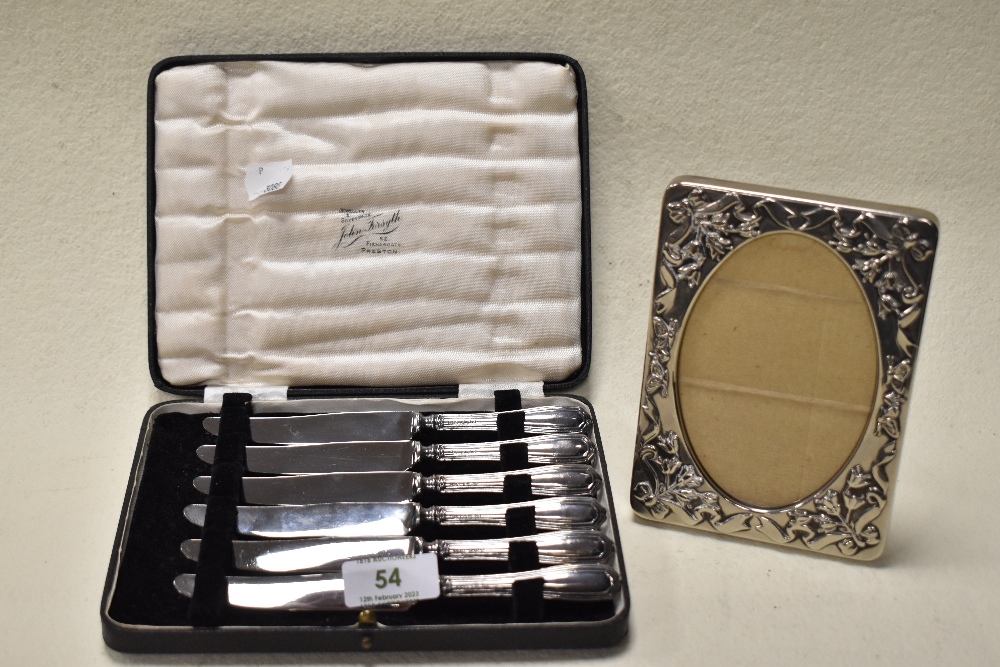 A boxed set of mid century tea knives having silver handles, marked for Sheffield, with makers