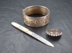 A Georgian silver bladed and mother-of-pearl mounted pocket knife (AF) a silver hinged bangle and