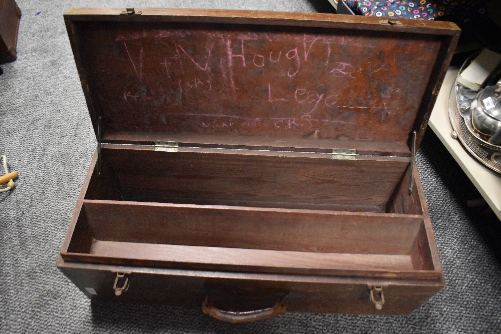 A vintage wooden tool box - Image 2 of 2