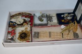 A mixed lot of vintage costume jewellery, brooches, clip on earrings etc.