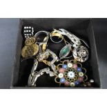 A mixed lot of costume jewellery and trinkets, including brooches, rings, bracelet and more.