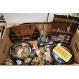 A mixed box of collectables including six Bradex Russian themed decorative collectors plates, a