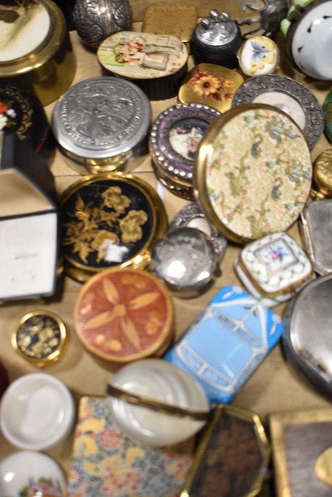 A collection of modern and vintage pill boxes, snuff style cases and trinket boxes. - Image 2 of 2