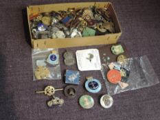 A box of badges including Military, On War Service, Union, King & Country etc, approx 200