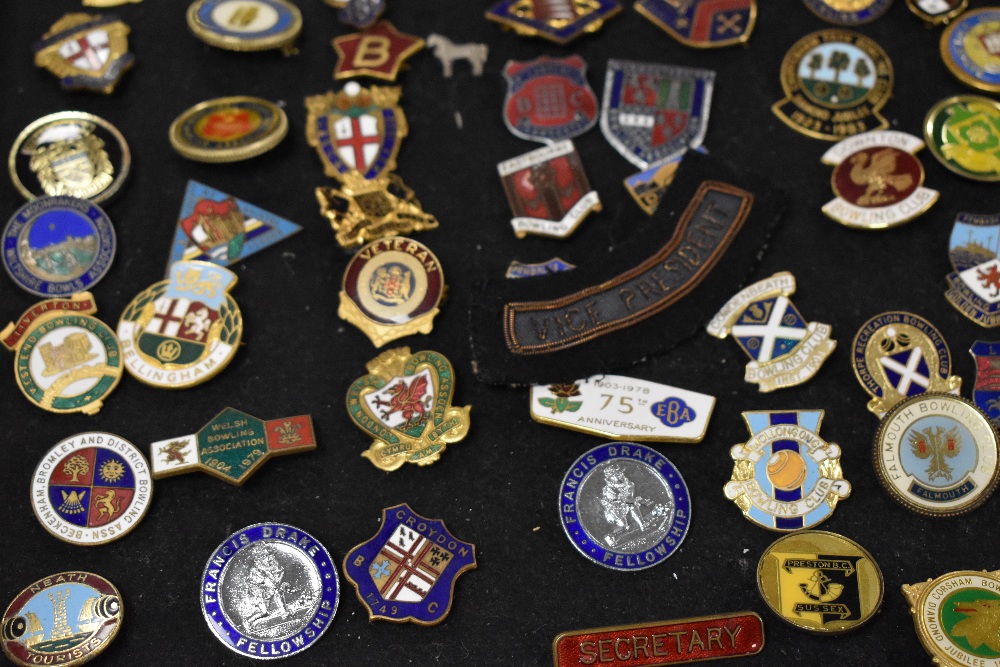 A good selection of vintage enamel pin badges of crown green bowling interest. - Image 5 of 5