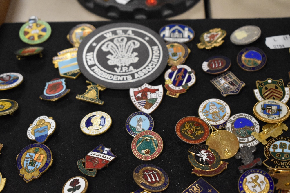 A good selection of vintage enamel pin badges of crown green bowling interest. - Image 2 of 5