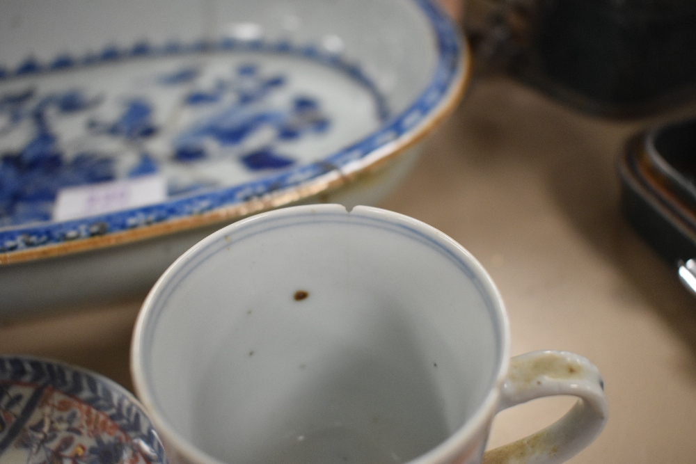 An 18th century Chinese porcelain serving dish having blue and white decoration with historical - Image 5 of 5