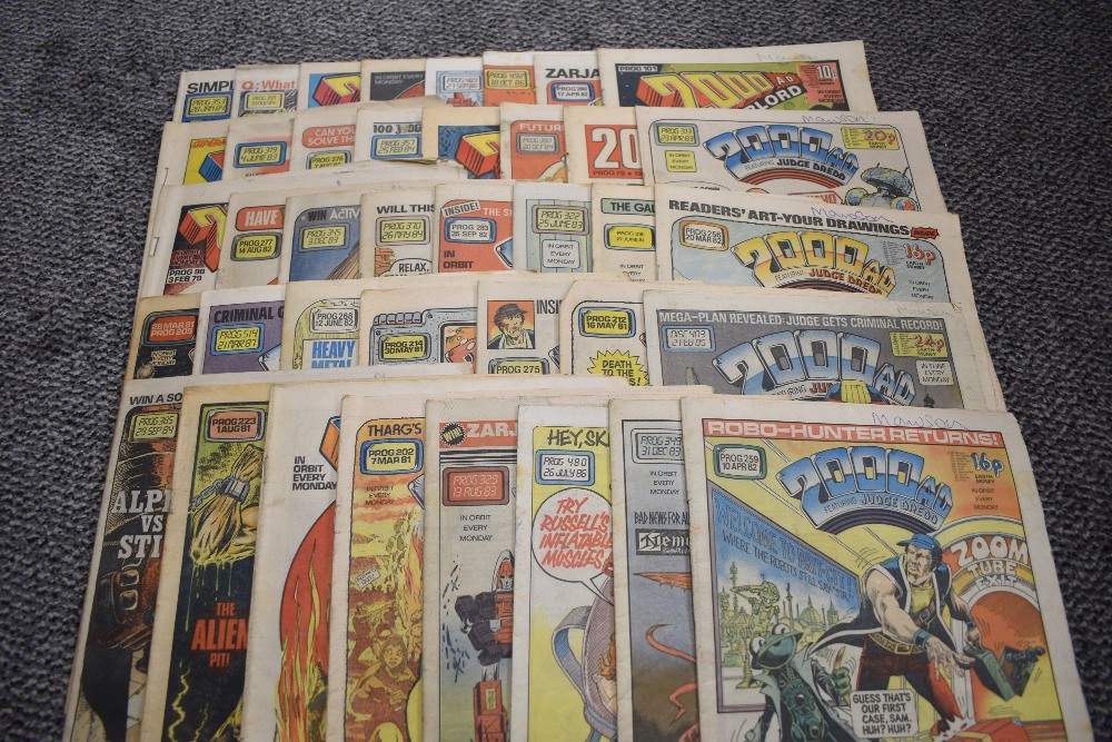 A very large collection of approximately 400 2000AD comic books from the 1980's. - Image 6 of 8