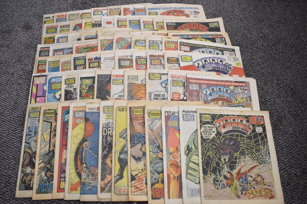 A very large collection of approximately 400 2000AD comic books from the 1980's. - Image 5 of 8