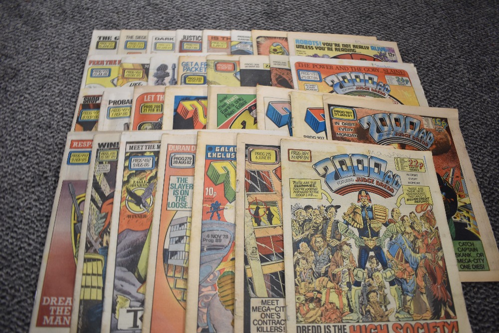 A very large collection of approximately 400 2000AD comic books from the 1980's. - Image 8 of 8