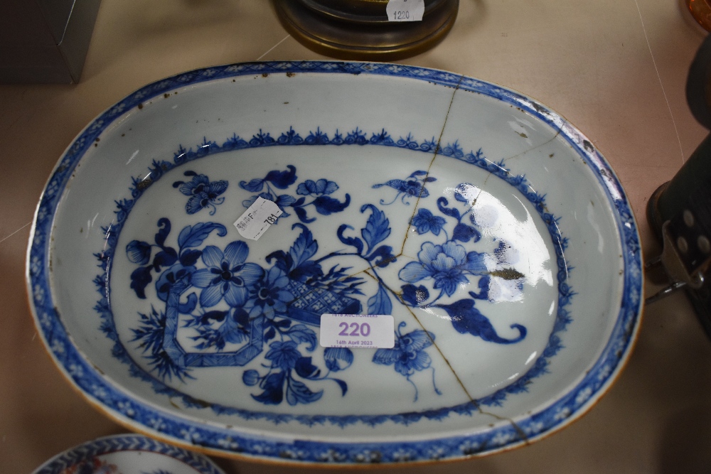 An 18th century Chinese porcelain serving dish having blue and white decoration with historical - Image 2 of 5