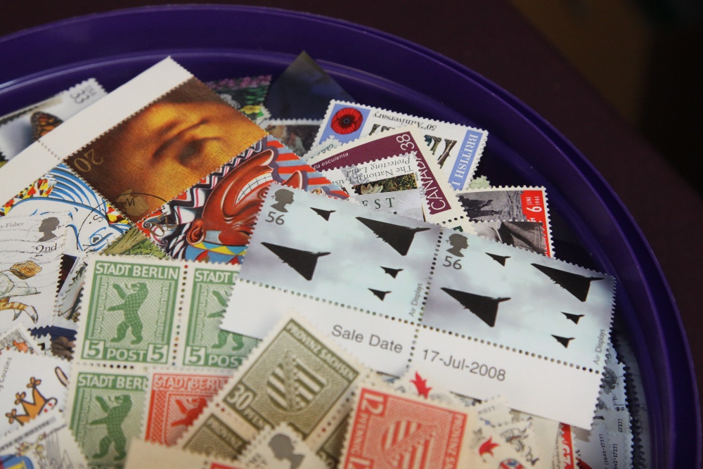 OLD SWEET TUB FULL OF OFF PAPER WORLDWIDE STAMPS, MINT AND USED ALL ERAS Old sweet tub full to the - Image 4 of 5