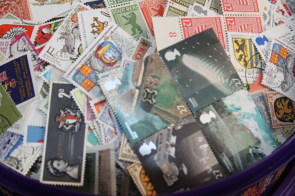 OLD SWEET TUB FULL OF OFF PAPER WORLDWIDE STAMPS, MINT AND USED ALL ERAS Old sweet tub full to the - Image 2 of 5