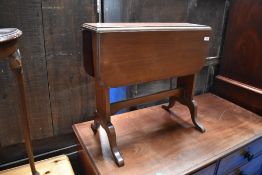An early 20th Century mahogany drop leaf occasional table