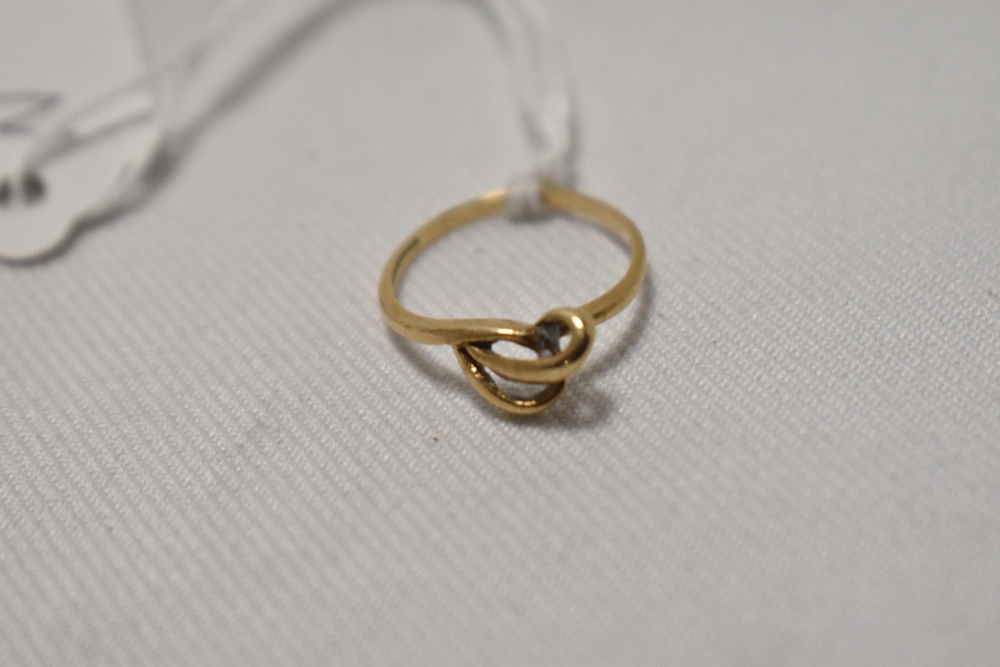 A 9ct gold ring with stylised decoration, size N, 1.4g