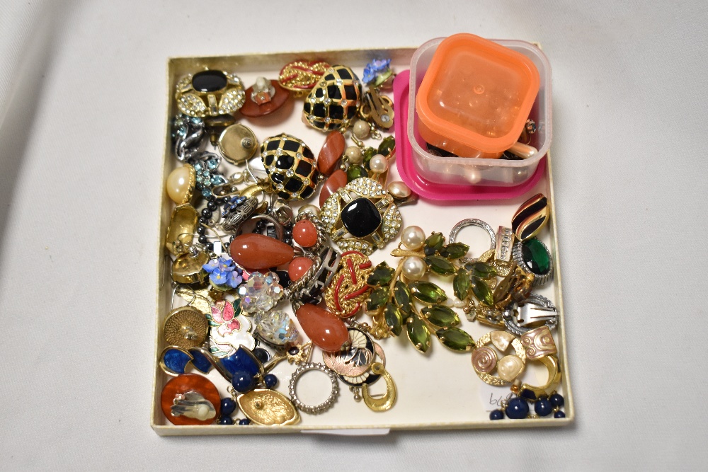 A small quantity of mixed and decorative costume jewellery, to include earrings, brooches, and