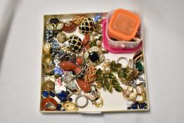 A small quantity of mixed and decorative costume jewellery, to include earrings, brooches, and