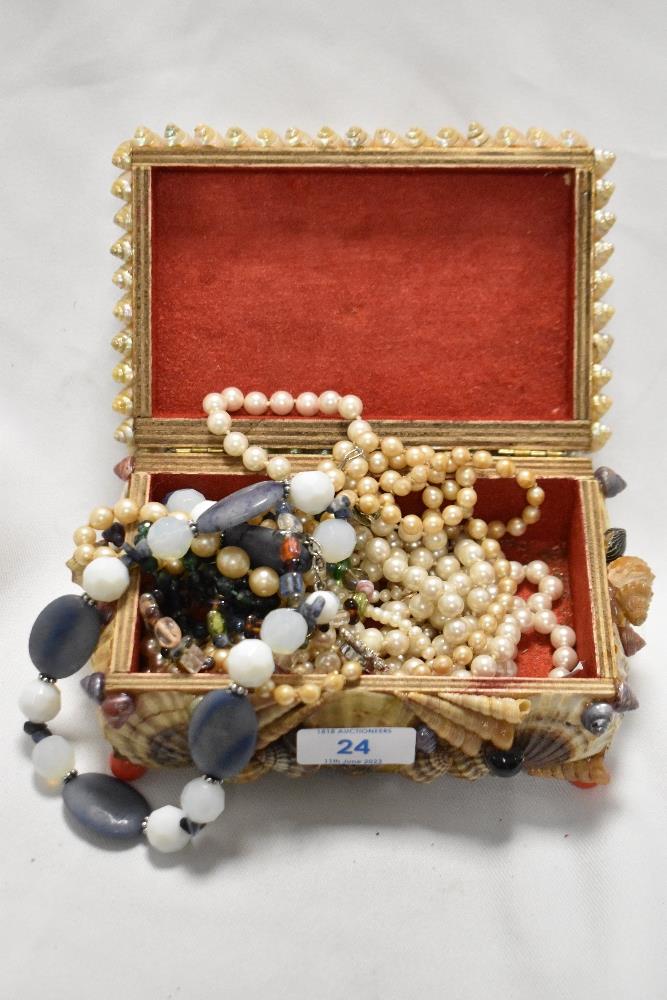 A shell encrusted jewellery box containing various jewellery, to include synthetic pearls, and other