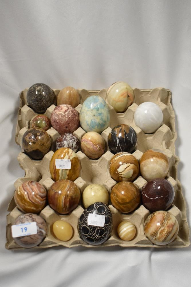 A tray of various ornamental eggs, to include onyx and alabaster eggs