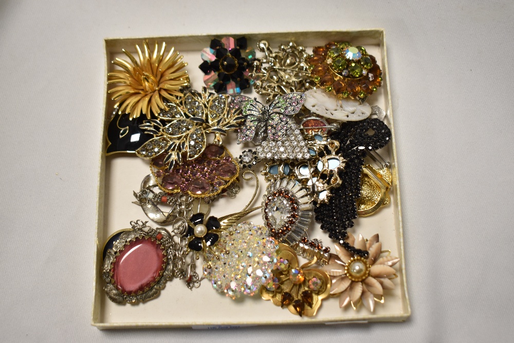 A small quantity of decorative costume jewellery brooches of different forms, to include floral,