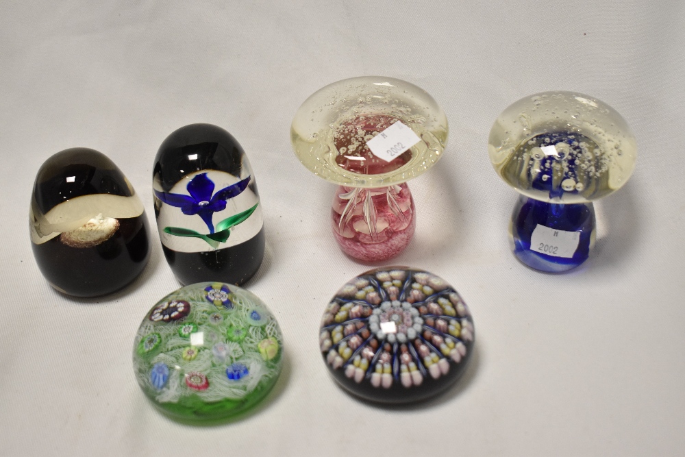 An assorted collection of art glassware, to include a Millefiori type paperweight, a Caithness - Image 3 of 3