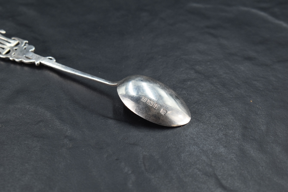 A Queen Elizabeth II silver golfing interest spoon, the club handle and ball terminal surmounted - Image 2 of 2