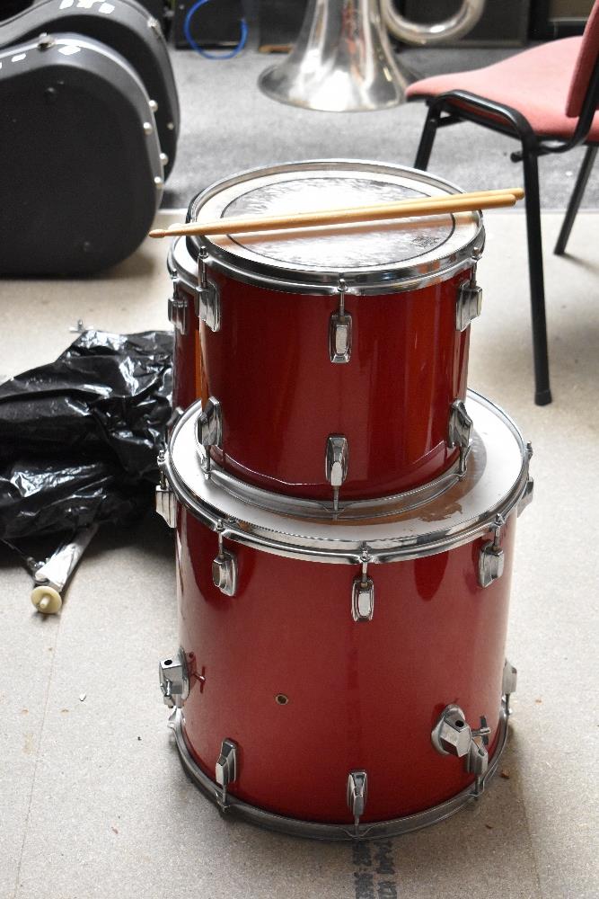 A four piece shell pack drum kit (no kick) with some stands etc, Pearl & Remo skins to the toms - Image 3 of 3