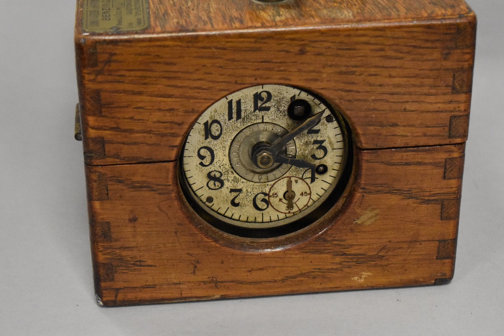 An early 20th Century oak cased pigeon clock, Constateur Imprimeur, by Gaston Simon, No. 23 707, - Image 3 of 4