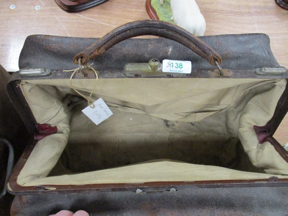 A vintage leather doctors/Gladstone bag, AF, some wear. - Image 2 of 2