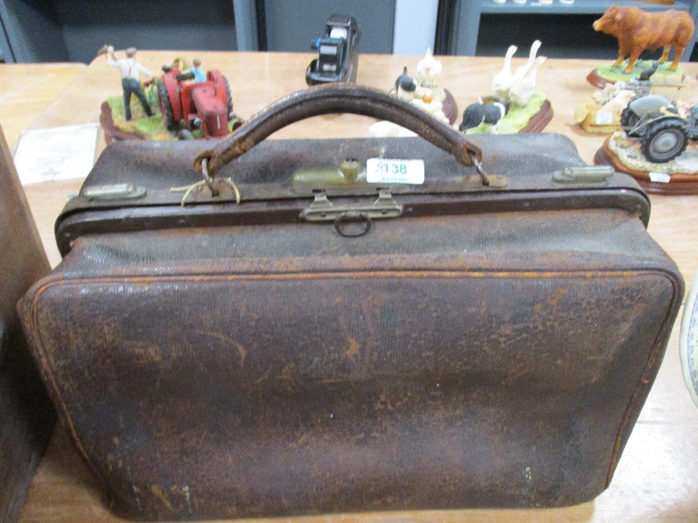 A vintage leather doctors/Gladstone bag, AF, some wear.