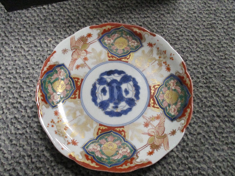 Five 20th century oriental plates in varying Imari hues, having scalloped edges, some having - Image 2 of 3