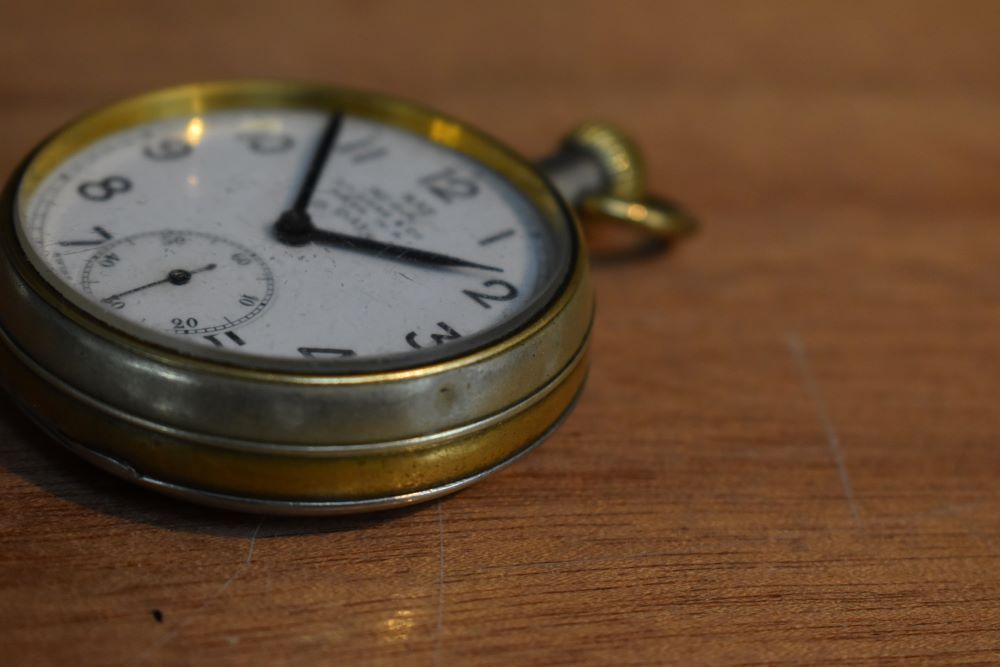 A Military 8 Day Pocket Watch by Etienne & Co, Swiss Made mark IV, dial numbered 832 in case - Image 3 of 5