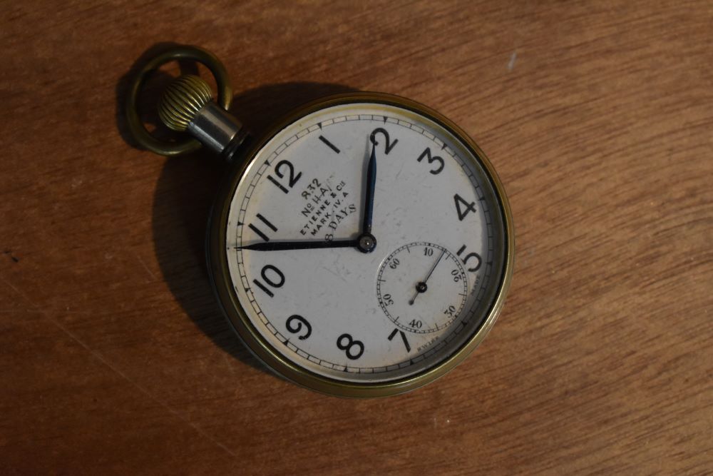 A Military 8 Day Pocket Watch by Etienne & Co, Swiss Made mark IV, dial numbered 832 in case - Image 2 of 5